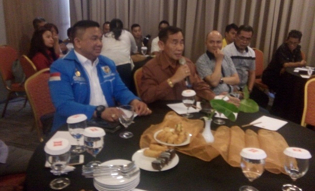 Ketua Komisi I DPRD Sulut Drs Ferdinand Mewengkang MSi saat menyampaikan pendapat dan masukan