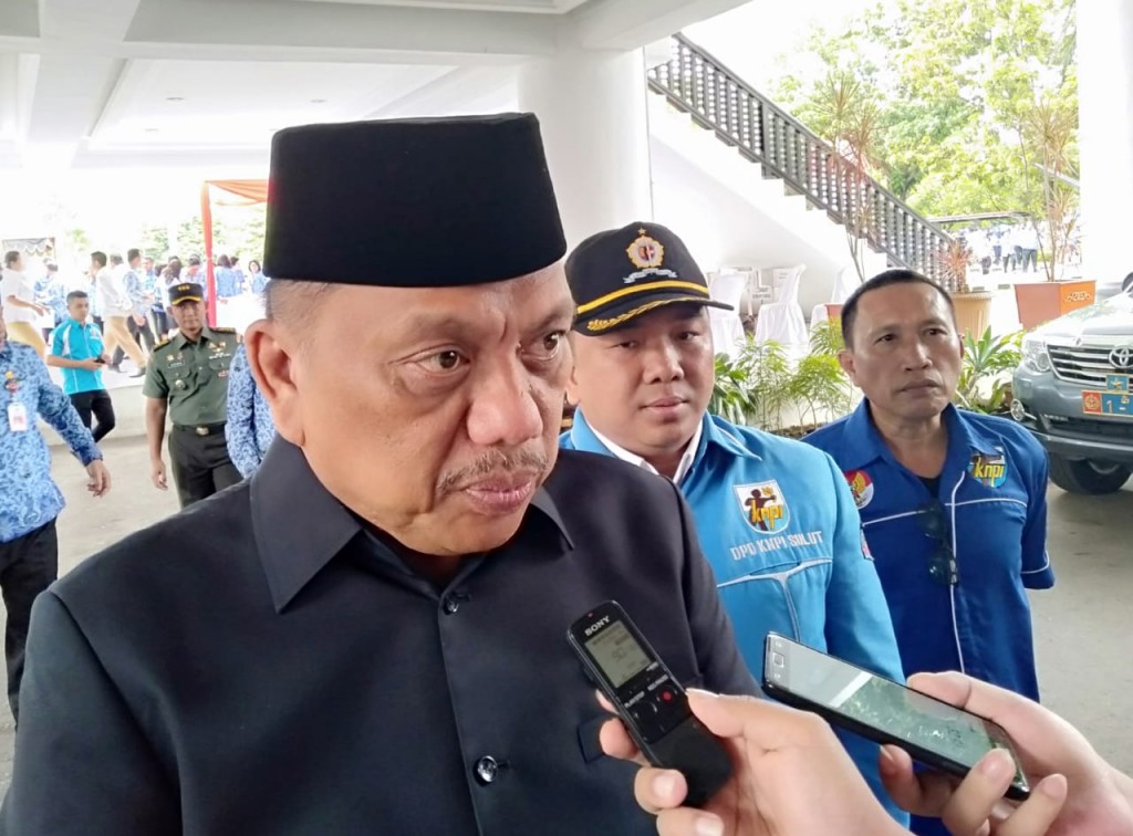 Gubernur Olly Dondokambey SE didampingi Ketua KNPI Sulut Jackson Kumaat saat memberikan keterangan kepada sejumlah media usai Upacara Peringatan Hari Sumpah Pemuda tahun 2018 di halaman Kantor Gubernur Sulut, Senin (29/10/2018)