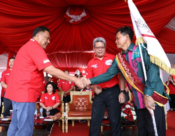 Gubernur Sulut Olly DOndokambey menyerahkan pataka PKN Revmen kepada Provinsi Kalimantan Selatan sebagai tuan rumah PKN Revmen 2019