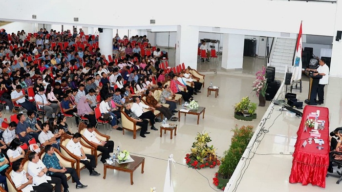 Gubernur Sulut selaku Dosen Tamu mengajarkan nilai nlai Pancasila di hadapan tiga ribu mahasiswa Unsrat Manado, Rabu (24/10/2018)