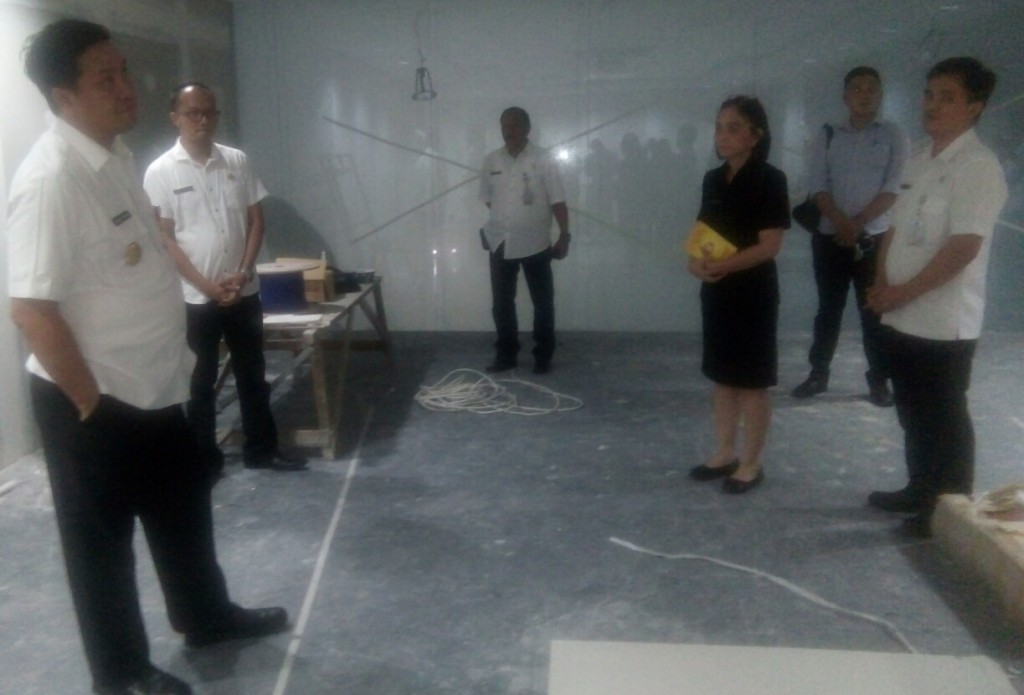 Wagub Drs Steven OE Kandouw saat menyambangi ruang Command Center Dinas