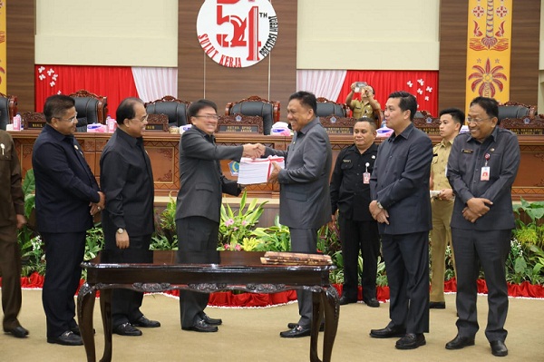 Gubernur Sulut Olly DOndokambey SE didampingi Wagub Drs Steven OE Kandouw menerima dokumen APBD TA 2019 hasil pembahasan DPRD yang diserahkan Ketua DPRD Sulut Andrei Angouw disaksikan wakil Ketua DPRD dan anggota DPRD Sulut, Senin (19/11/2018)