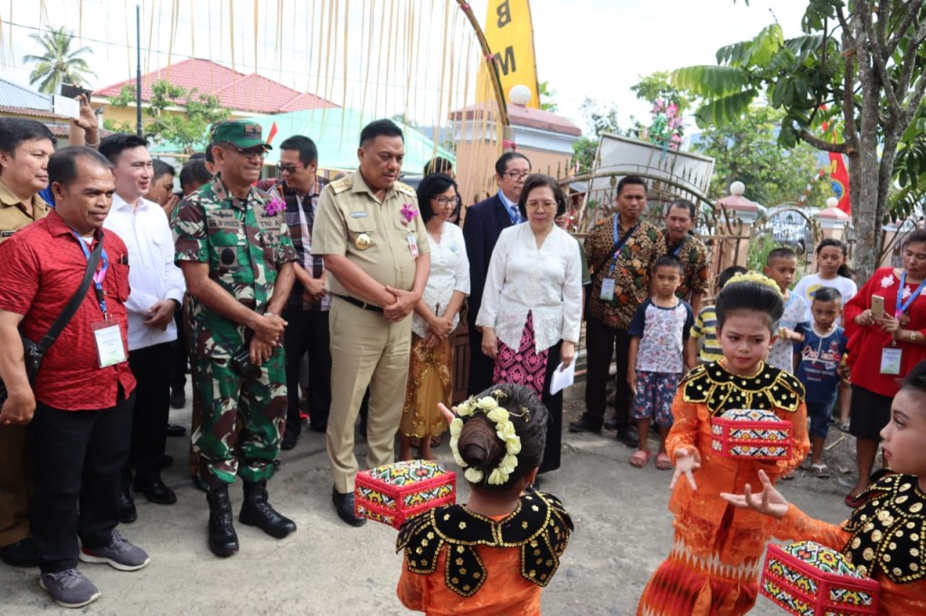 Gubernur Olly Dondokambey SE bersama rombongan disambut Tarian adat Bolmong Menjemput Tamu saat tiba di lokasi kegiatan Sidang Sinode GMIBM ke 51, Senin (25/02/2019)