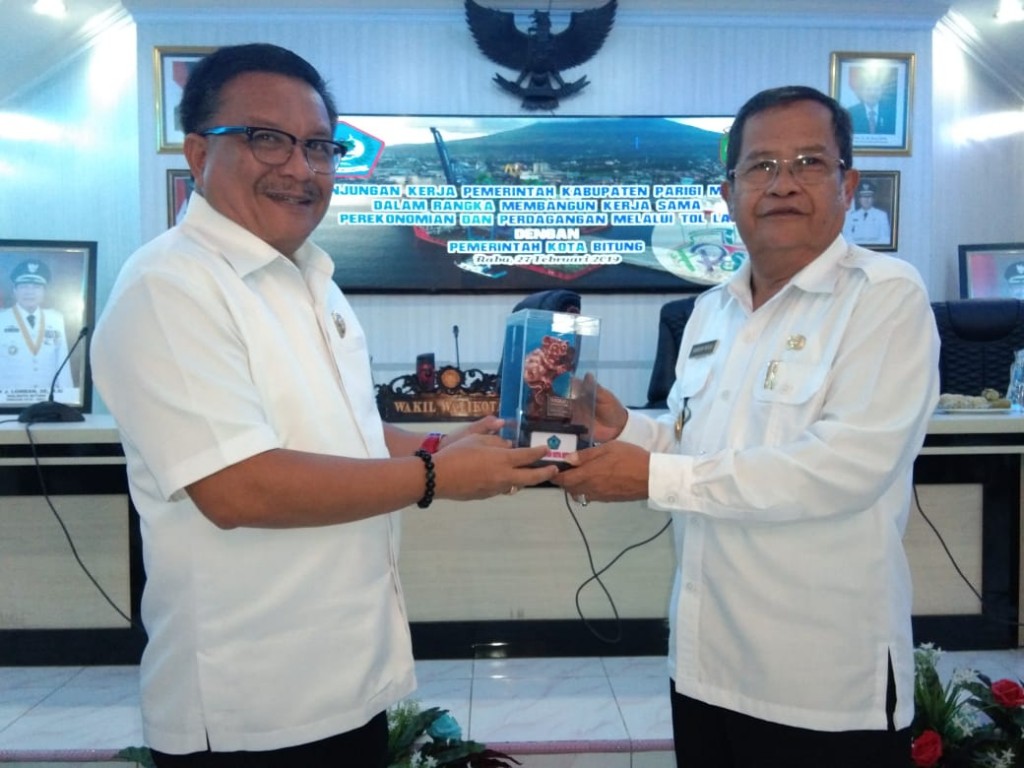 Penyerahan cenderamata oleh dan dari Wakil Walikota Bitung Ir Maurits Mantiri MM dengan Wakil Bupati Kabupaten Parigi Moutong