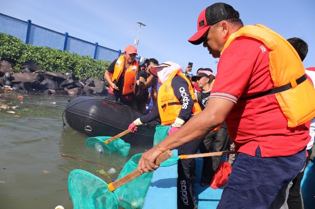 Gubernur Olly Dondokambey SE bersama Ibu Tito Karnavian (Istri Kapolri) saat mengangkut sampah dari teluk Manado, Sabtu (23/02/2019) pagi.