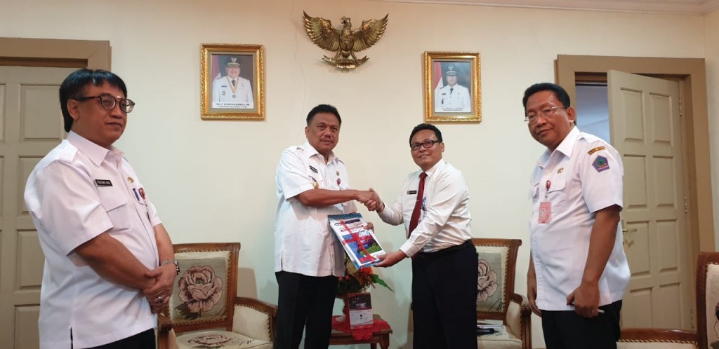 Gubernur Olly Dondokambey SE saat menerima dokumen LHP BPKP Semester II tahun 2018 dari Kepala BPKP Provinsi Sulut, Rabu (13/02/2019)