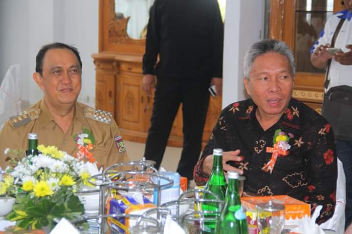 Wakil Bupati Kabupaten Minahasa Selatan Franky D Wongkar (kemeja batik hitam) berdampingan dengan Bupati Kabupaten Minahasa Ir Royke Octavian Roring MSi