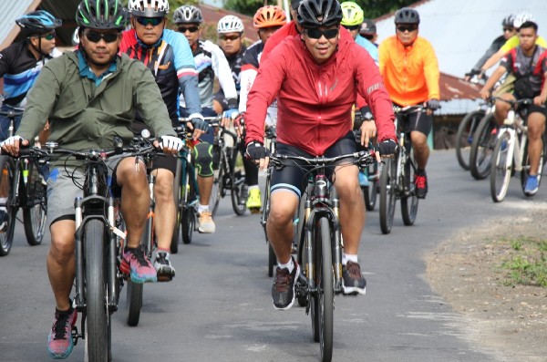 Wagub Sulut Drs Steven OE Kandouw (merah) saat mengayuh sepeda di Fun Bike Pemilu Damai 2019, Rabu (03/04/2019)