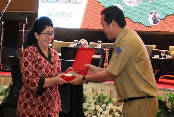 Wagub Drs Steven OE Kandouw menyerahkan cenderamata kepada Menteri Kesehatan