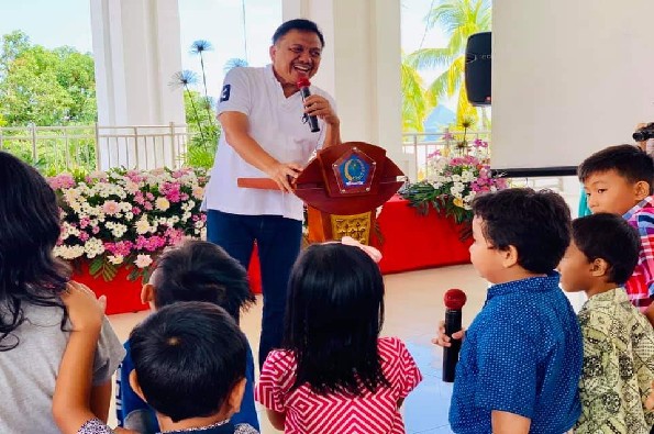 Gubernur Olly Dondokambey SE terlihat ceria dan gembira saat rayakan Paskah dengan Anak-anak Sekolah Minggu.