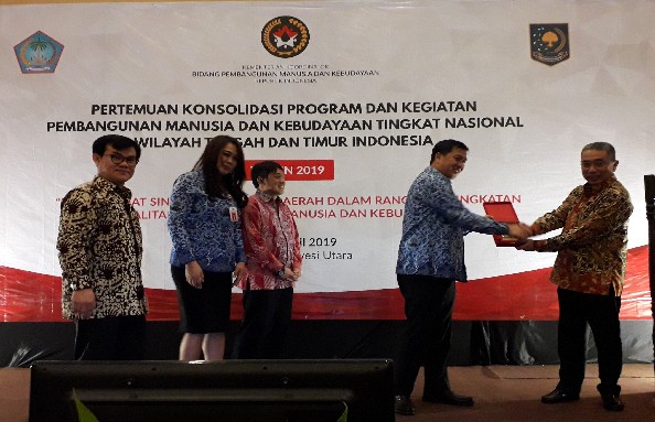 Pertukaran Cenderamata oleh Kementerian koordinator bidang Pembangunan Manusia dan Kebudayaan