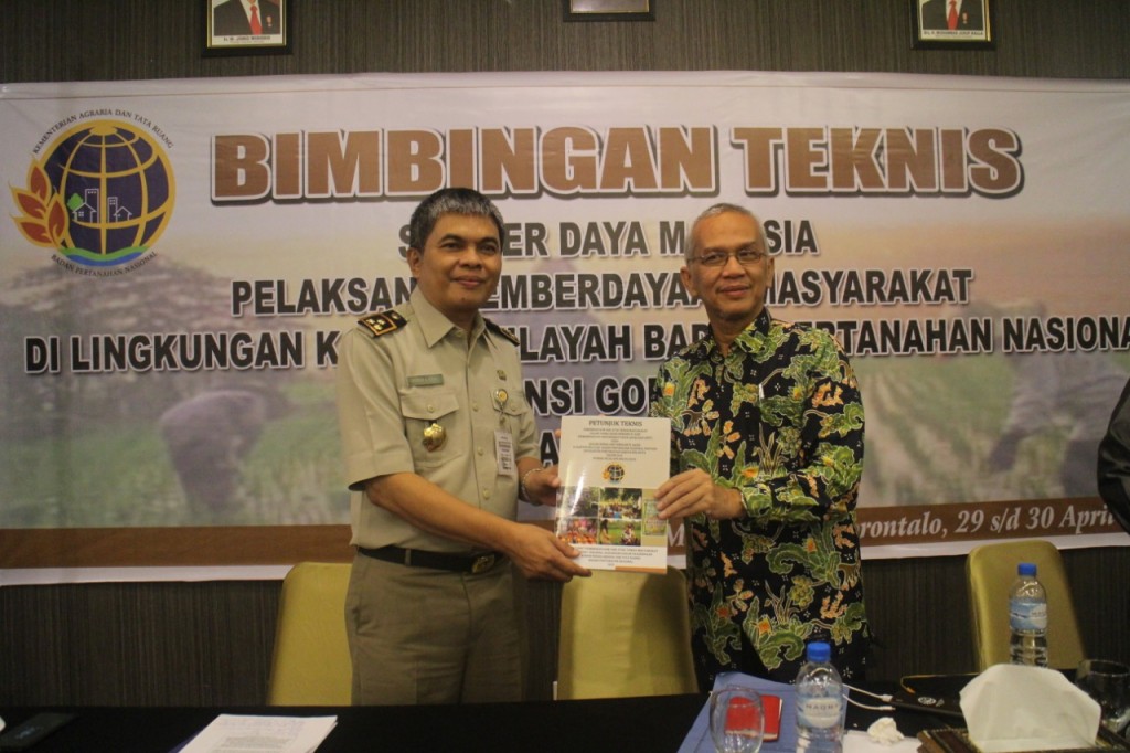 Penyerahan Buku Petunjuk Teknis Pemberdayaan Hak Atas Tanah Masyarakat oleh Direktorat Pemberdayaan Kementerian ATR/BPN.