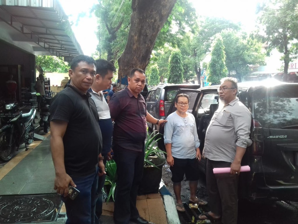 Suasana penangkapan terpidana Ir PH alias Prayitno oleh Jaksa di Jl