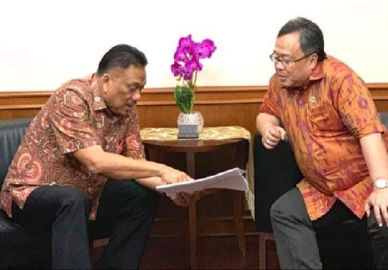 Gubernur Sulut Olly Dondokambey SE saat memberikan usulan pembangunan proyek infrastruktur Sulut kepada Menteri PPN/Bappenas RI, Jumat (10/05/2019)