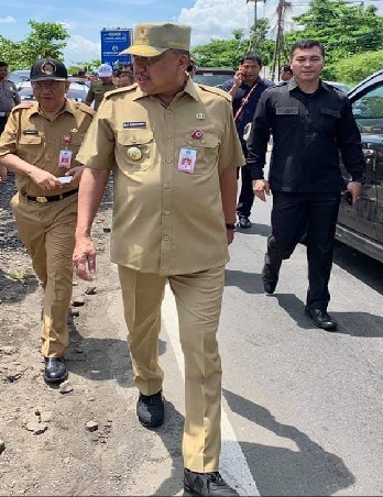 Gubernur Olly Dondokambey SE saat turun langsung meninjau Proyek Infrastruktur Jalan MORR III Winangun-Malalayang, Selasa (21/05/2019)