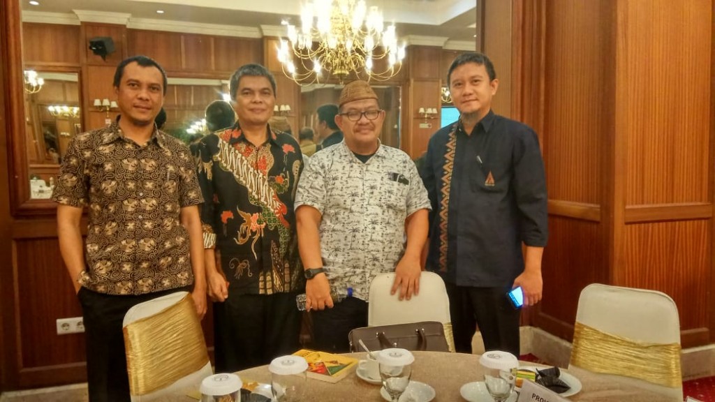 Foto Bersama Kabid HHP BPN Gorontalo dengan Kadis Perkebunan Provinsi Gorontalo dan Staf BAPPEDA Gorontalo selesai Acara.