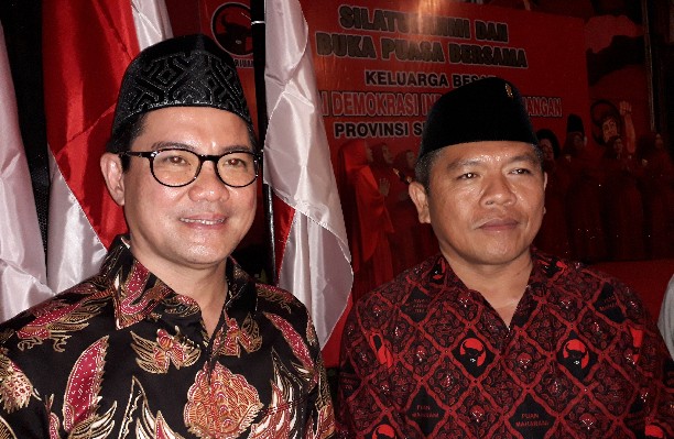 Denny Lolong, Ketua DPC PDI Perjuangan (kanan) dan Joune Ganda (kiri)