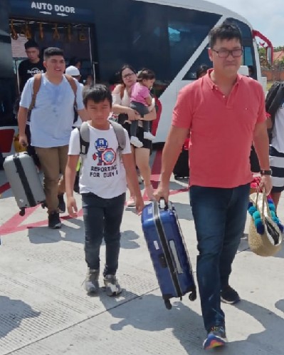 Wagub Sulut Drs Steven OE Kandouw bersama sang Putra Bungsu Oswaldo Kandouw saat tiba di Bandara Internasional Sam Ratulangi, Minggu (09/06/2019)