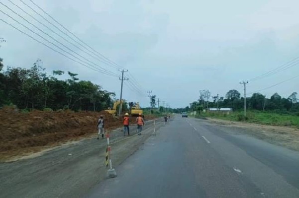 Ruas Jalan Ibukota Kabupaten Bolmong mulai diperlebar.