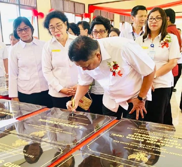 Gubernur Olly Dondokambey SE saat menandatangani prasasti peresmian Sarana dan Prasarana bidang Pendidikan, Rabu (03/07/2019)