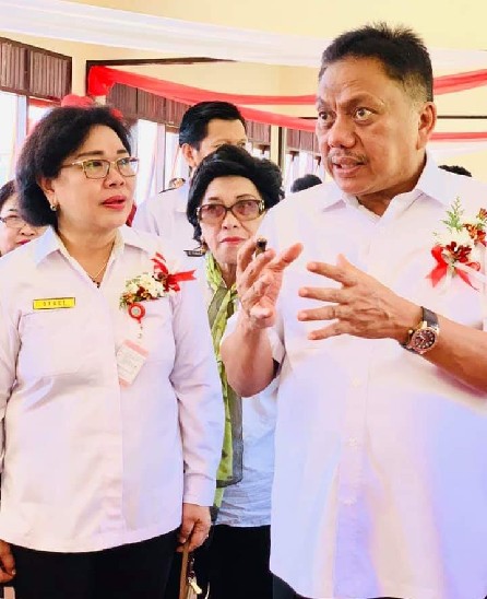 Gubernur Olly Dondokambey SE saat didampingi Kadis Dikda Provinsi Sulut dr Grace L Punuh MKes