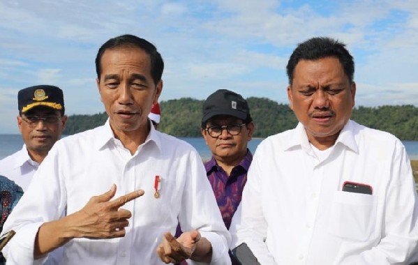 Presiden Joko Widodo bersama Gubernur Olly Dondokambey SE saat berkunjung di Kawasan Ekonomi Khusus Pariwisata Tanjung Pulisan Likupang Timur Kabupaten Minahasa Utara, waktu lalu.