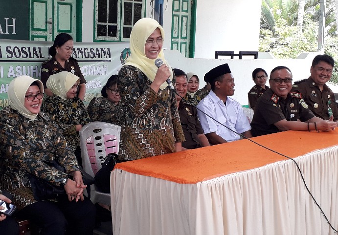 Ny Nurhayati Andi Iqbal, Ketua IAD Wilayah Sulut saat menegur sapa dengan Anak-Anak Panti Asuhan, Rabu (17/07/2019)
