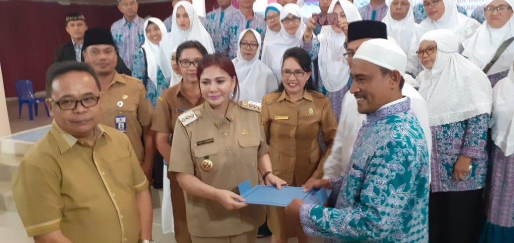 Bupati bersama 41 calon jemaah haji Minut bertempat di Lobi kantor Bupati