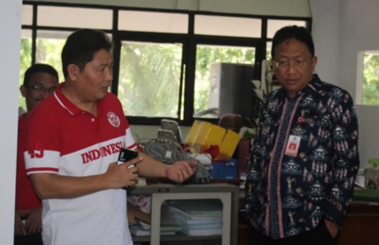 Sekdaprov Edwin Silangen SE MS saat berada di ruangan Biro Pemerintahan dan OTDA Setda Pemprov Sulut didampingi Kepala Biro Jemmy Kumendong, Jumat (23/08/2019) pagi.