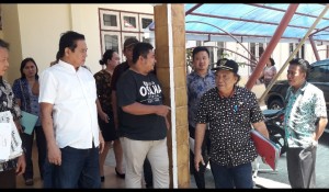 TERIMA ASPIRASI: Berty Kapojos saat menerima warga di depan sekretariat DPRD Minut