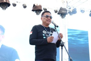 Gubernur Sulut Olly Dondokambey saat memberikan sambutan dalam giat WASI Pemecahan Rekor Dunia.