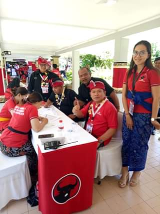 Ketua DPC Denny Lolong saat melakukan registrasi sebagai peserta Kongres di Bandara Ngurah Ray Bali Rabu kemarin