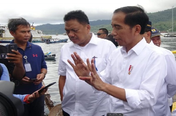 Gubernur Olly Dondokambey SE bersama Presiden Joko Widodo pada saat kunjungan ke Pelabuhan Bitung waktu lalu
