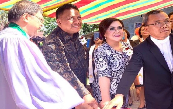 Gubernur Olly Dondokambey SE saat menekan tombol peresmian gedung Pastori, Minggu (04/08/2019)