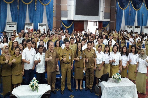 Walikota GSV Lumentut, Kadis Dikbud Kota Manado dan jajaran bersama para Guru Honorer SD dan SMP se-Kota Manado, Senin (12/08/2019)