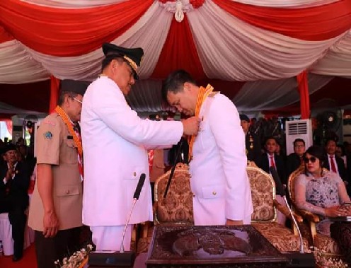 Gubernur Olly Dondokambey SE saat menyerahkan penghargaan Pramuka kepada Wagub Drs Steven OE Kandouw