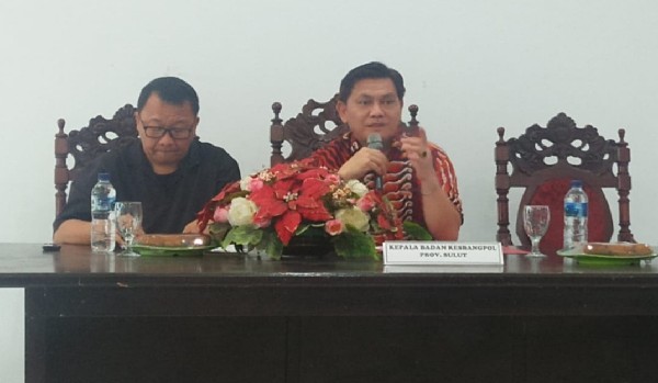 Johnny Suak SE MSi (kanan) dan Pdt Lucky Rumopa STh sebagai Narasumber, Kamis (22/08/2019)