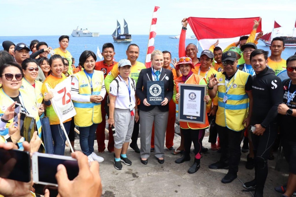 rekor dunia untuk kategori rantai manusia di dalam laut,