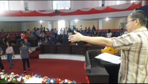 GLADI: Sekertaris DPRD Minut Jossy Kawengian saat memberikan pengarahan saat gladi bersih di ruang sidang kantor DPRD Minut Minggu(8/9/2019).