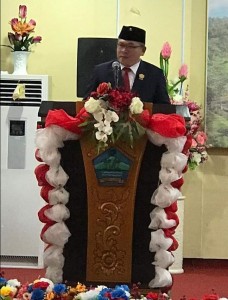 SAMBUTAN: Denny Lolong memberikan sambutan perdana sebagai pimpinan dewan sementara.