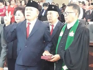 DISUMPAH: Ketua DPRD Minut Denny Kamlon Lolong saat pengambilan sumpah jabatan di pelantikan anggota DPRD Minut Periode 2019-2024.