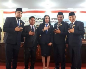 POSE: Daniel dan SGR saat foto bersama 3 anggota dewan nasdem.