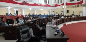 WALKOUT: Rapat paripurna DPRD Minut dari 30 anggota tersisa 13. Dan 17 lainnya menyatakan sikap keluar dari sidang. (ist)
