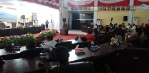RAPAT: Anggota DPRD Minut menggelar rapat penetapan Fraksi.