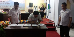 DITANDATANGANI: Persetujuan penetapan Fraksi Klabat oleh Pimpinan Dewan Minut Denny Lolong.