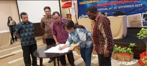 TANDATANGANI: Kadis Pangkerego juga melakukan pendatanganan rekomendasi.