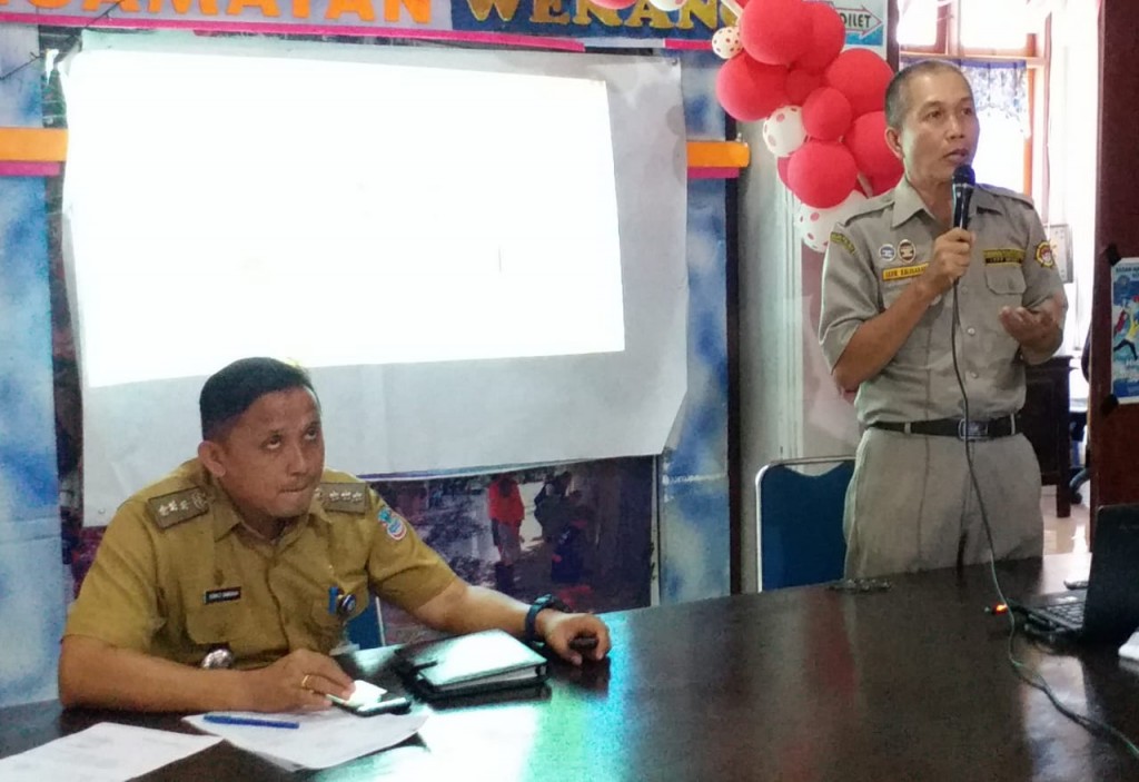 Ketua PP Brimob Lexie Kalesaran saat memaparkan materi yang dipandu Camat Wenang Donald Sambuaga, Senin (02/09/2019)
