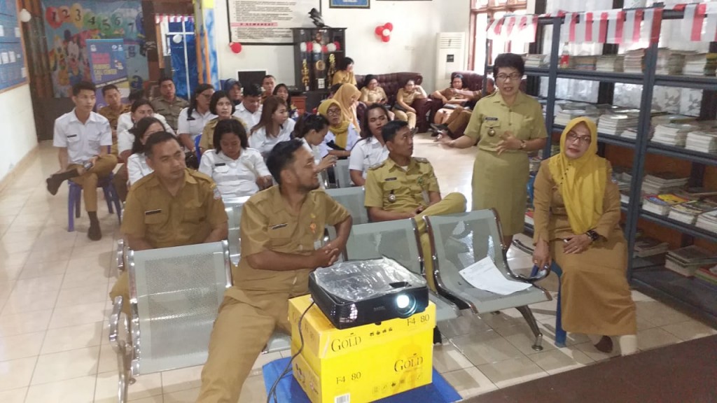 Salah satu peserta sosialisasi saat sesi tanya-jawab.