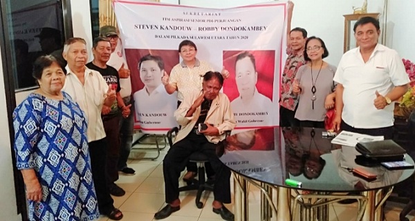 Para Loyalis PDI Perjuangan Sulut yang berkumpul dan menyatakan sikap mendukung pasangan Steven Kandouw - Robby Dondokambey untuk melaju di Pilkada Gubernur dan Wakil Gubernur tahun 2020 nanti