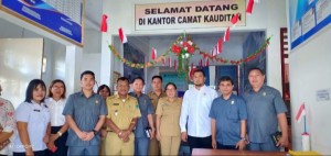 POSE: Anggota Komisi I DPRD Minut saat melakukan kunjungan di Kecamatan Kauditan.